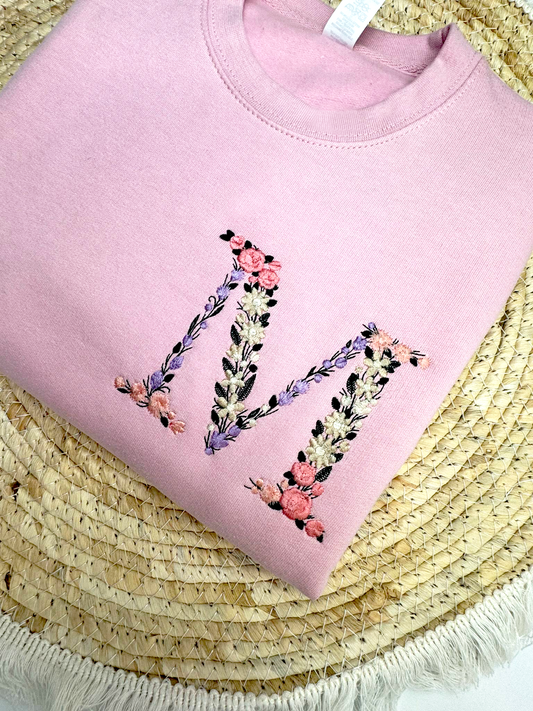 Geborduurde kindertrui met bloemenletter
