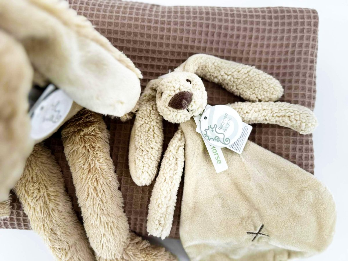 Cadeaubox met handgemaakt deken, knuffel & knuffeldoekje - velvexo