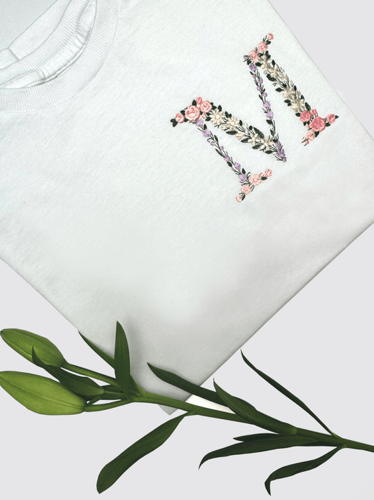 Geborduurde Bloemen letter T-shirt - velvexo