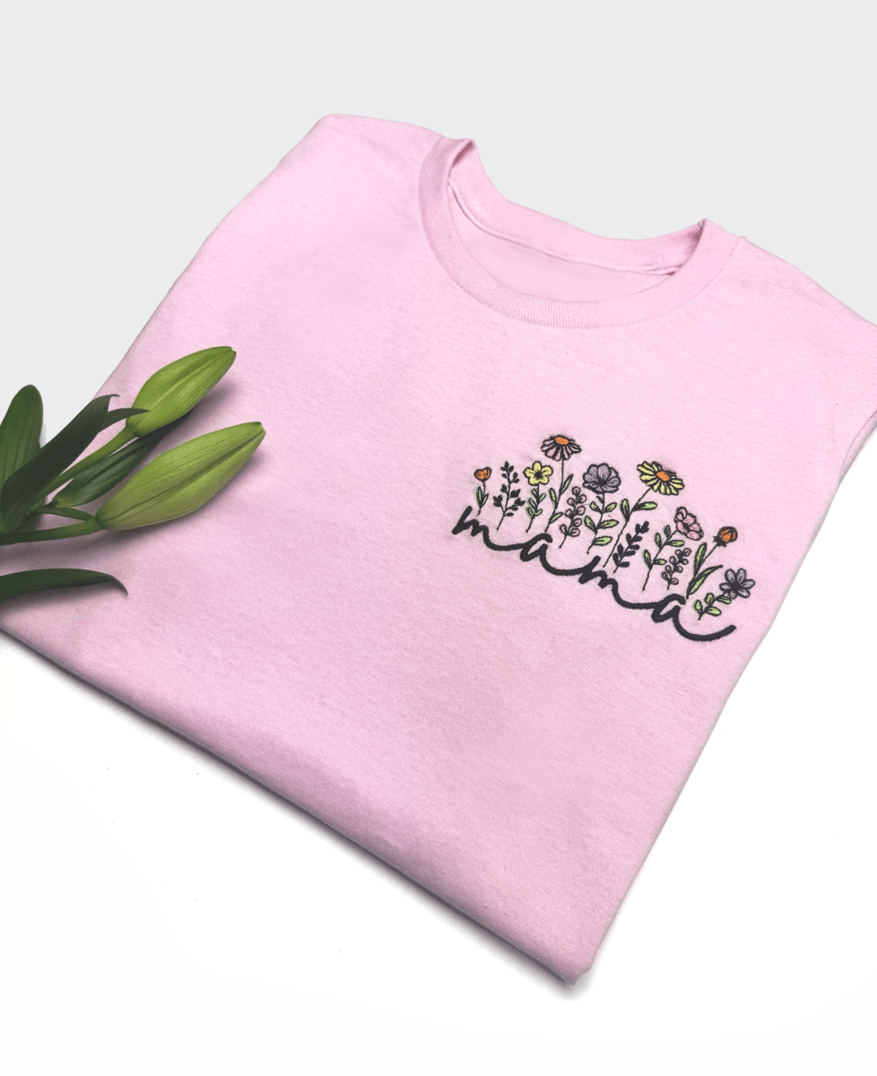 Geborduurde T-shirt met Mama in bloemenveld - velvexo