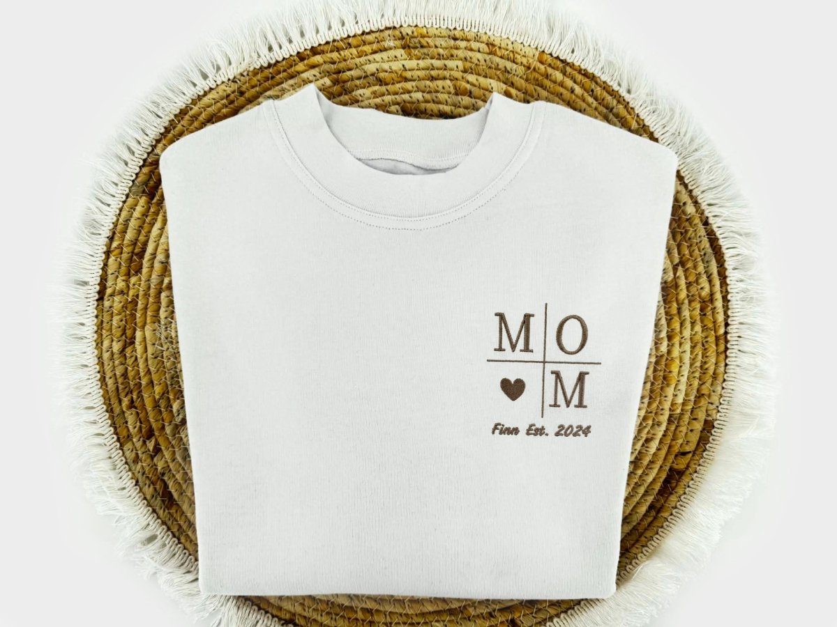 Gepersonaliseerde mama sweater met naam – Geborduurde MOM trui - velvexo