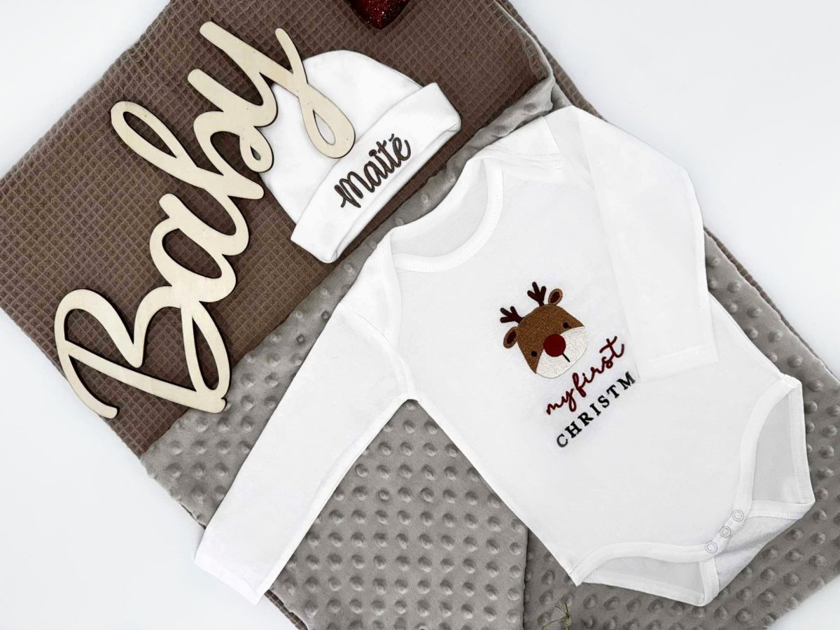 My First Christmas geborduurd baby pakket met romper, muts & handgemaakt deken - velvexo