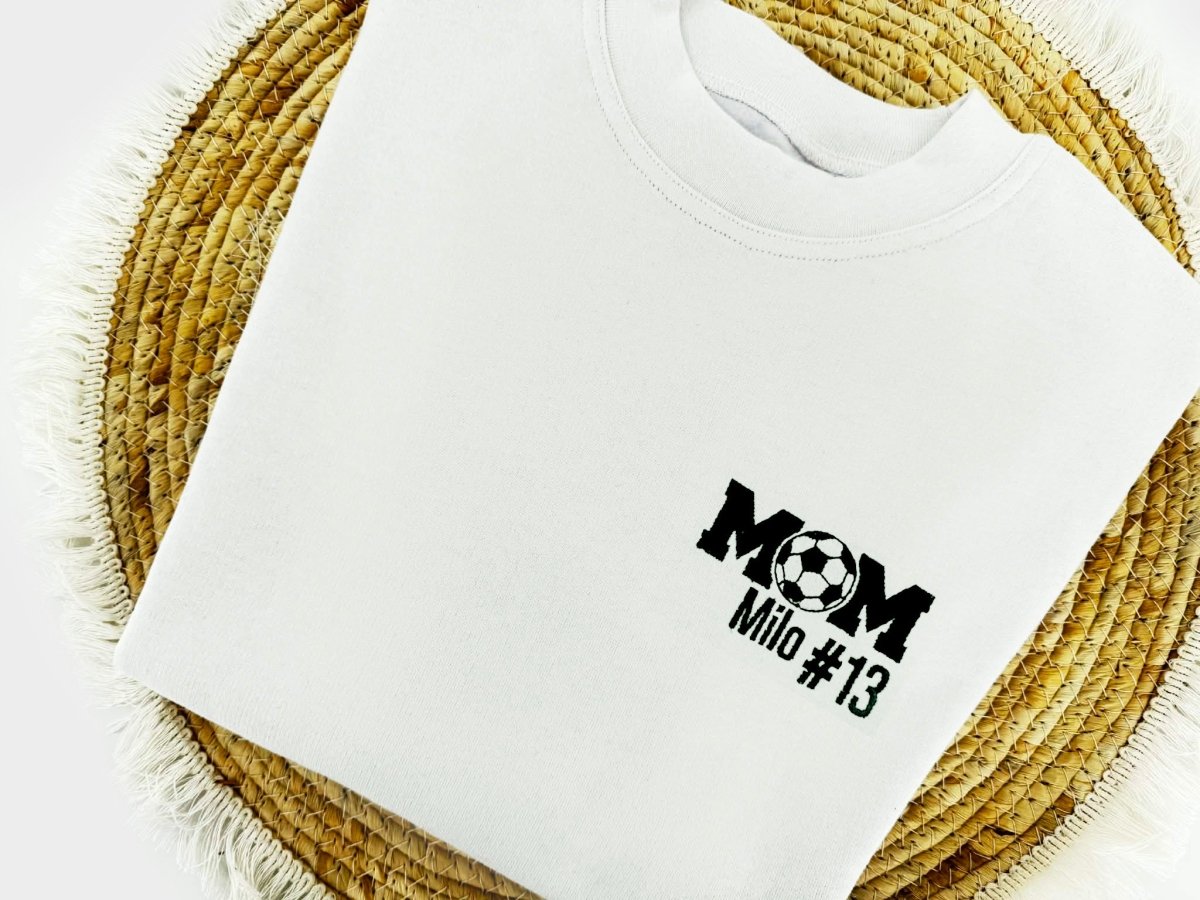 Voetbal Mama Sweater met Naam en Nummer – Geborduurde MOM Trui - velvexo