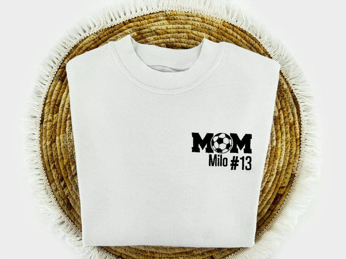 Voetbal Mama Sweater met Naam en Nummer – Geborduurde MOM Trui - velvexo